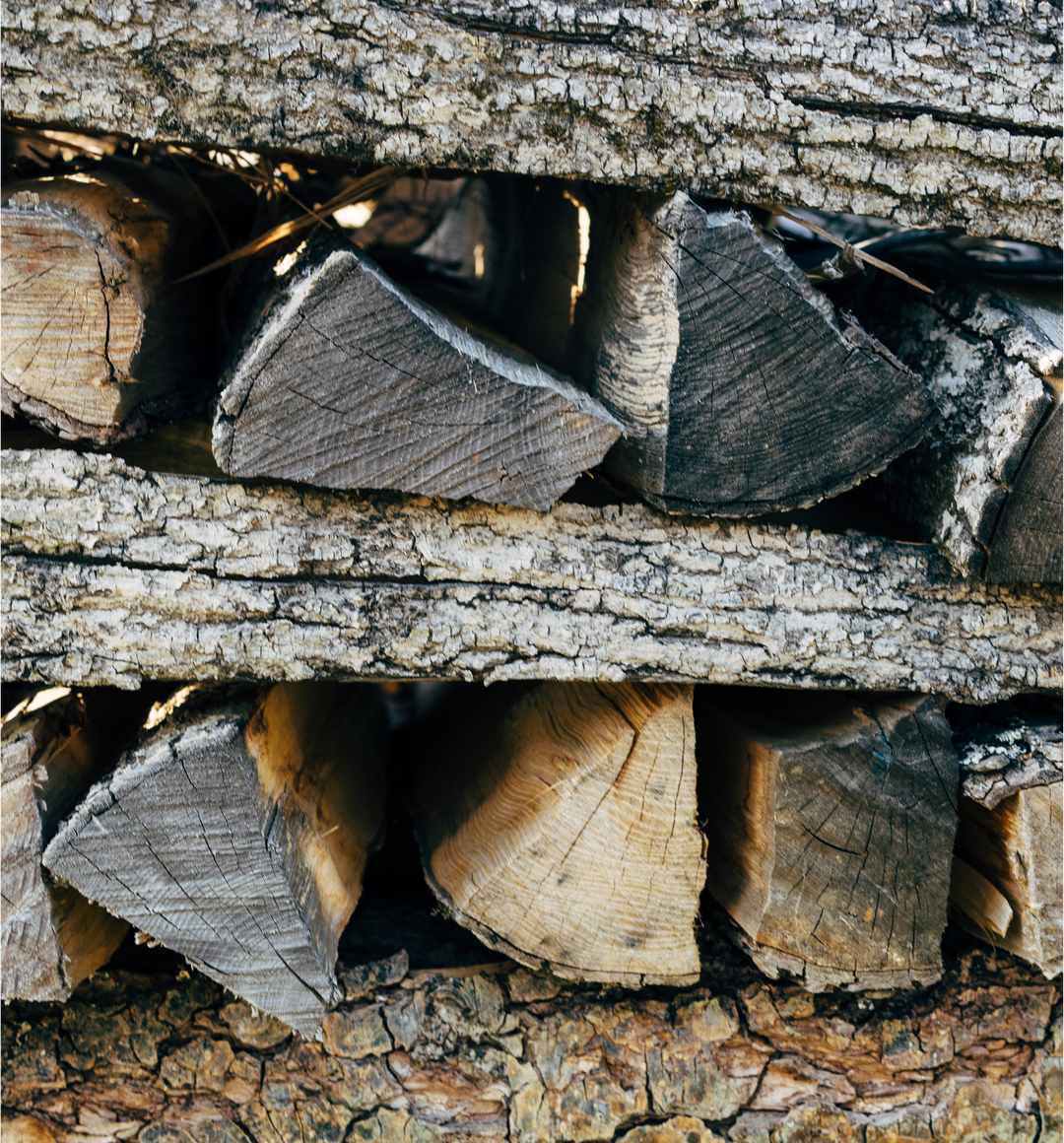 Image of logs stacked on each other in perpendicular layers