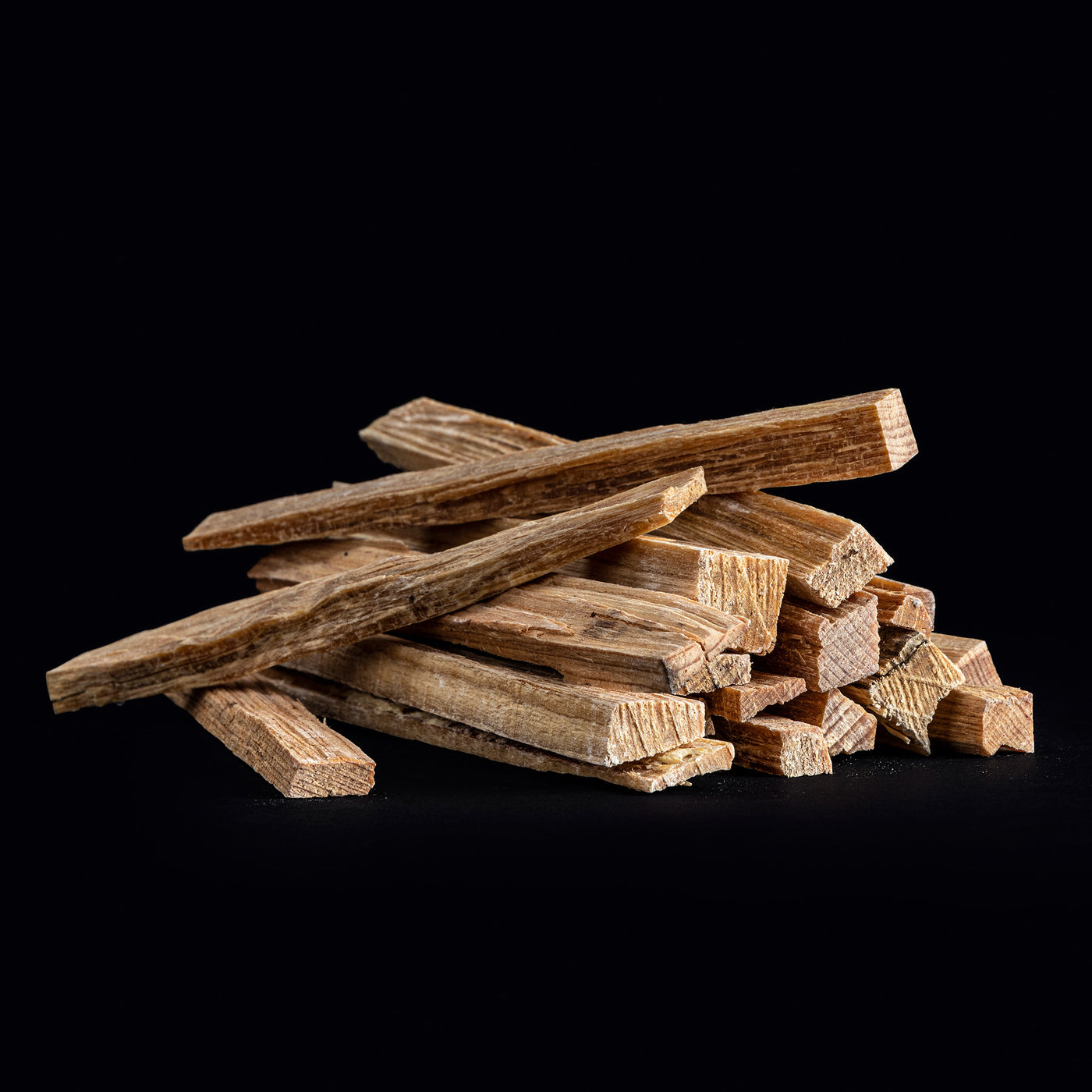 Picture of a pile of fat wood sticks.