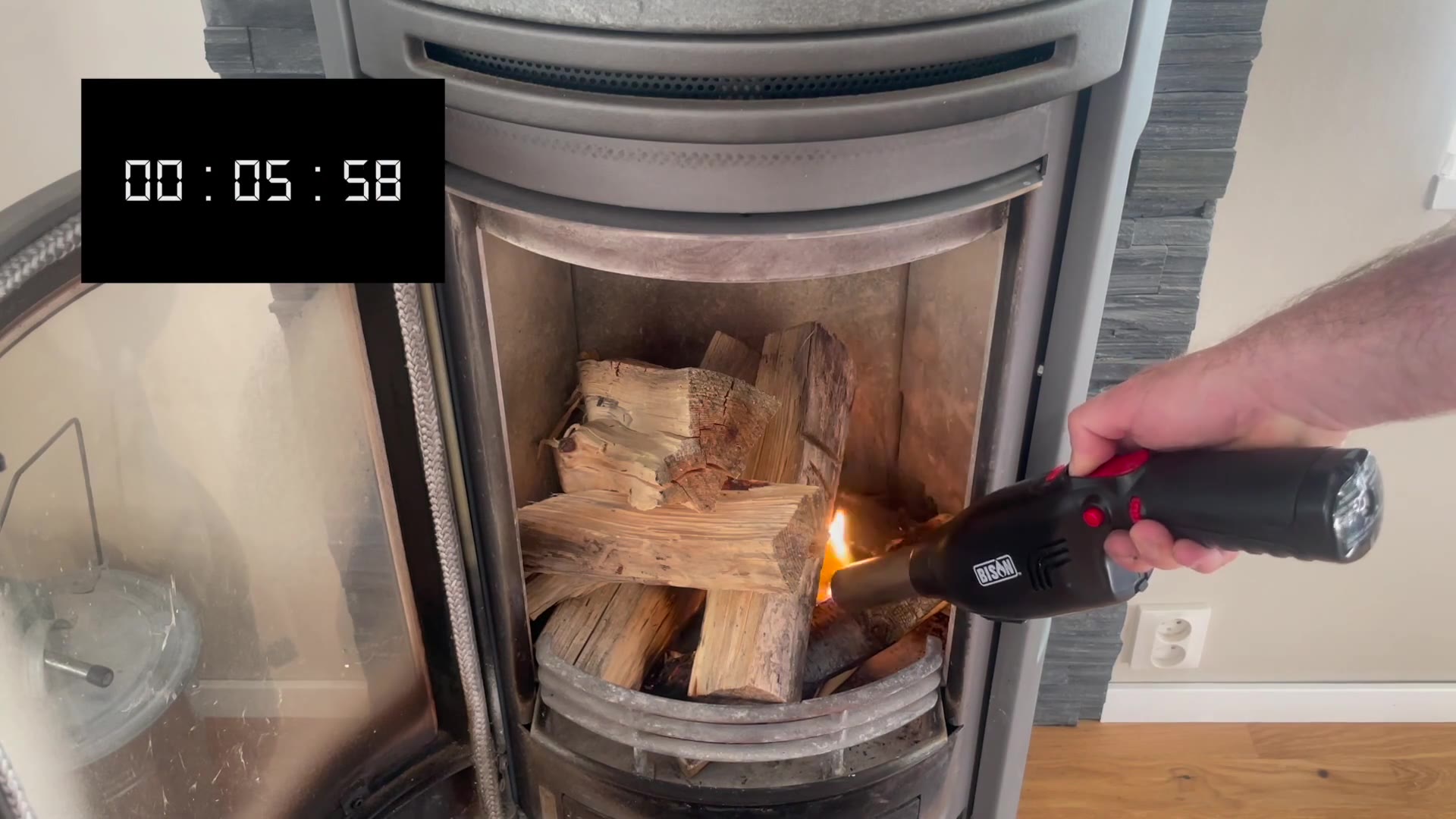 Video showing Airlighter 420 lighting an indoor fireplace